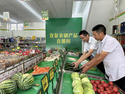 精诚合作，携手共进——工作人员协助零售户上架农副产品纪实